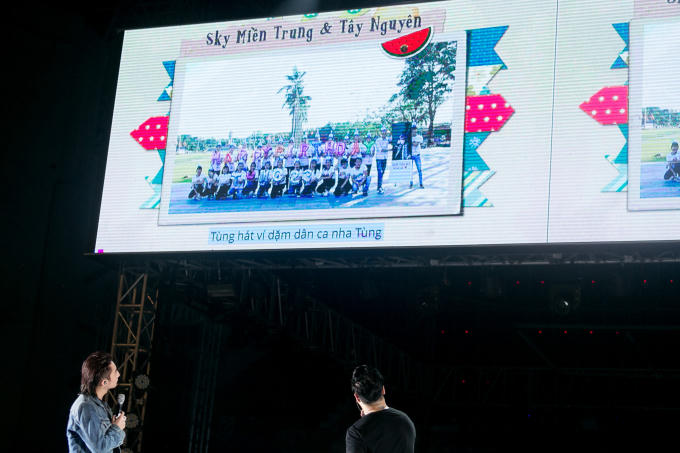 Sơn Tùng chăm chú xem đoạn video người hâm mộ làm tặng mình