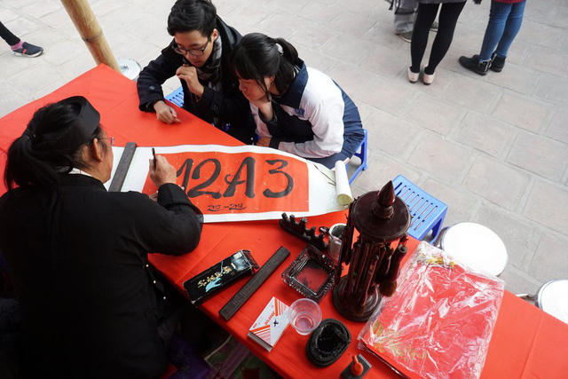 Hà Nội: Phố ông đồ khai mạc bên Hồ Văn