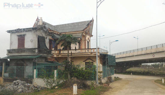 Ngôi nhà 2 tầng đã nhận đền bù, án ngữ trên hàng lang ATGT suốt 3 năm qua gây hạn chế tầm nhìn người tham gia giao thông. (Ảnh: A.Thắng)