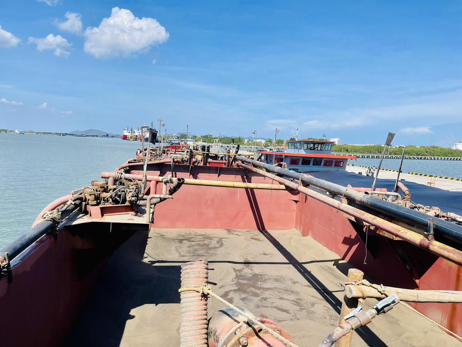 Tàu vỏ sắt số hiệu HD-2476 cùng khoảng 200 mét khối cát không rõ nguồn gốc.