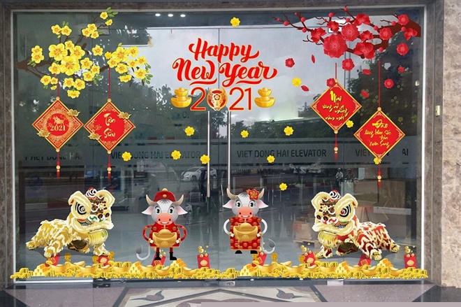 Mẹo trang trí nhà đón Tết tiết kiệm: Dùng hình dán ngộ nghĩnh ở cửa kính trong.