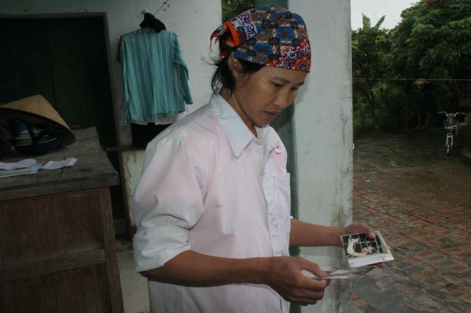 Ngắm nhìn lại bức ảnh chụp mình và em trai, chị lại cười khềnh khệch: "Thằng Luyến đẹp trai thế này mà lại bị tâm thần, thương em quá cơ".