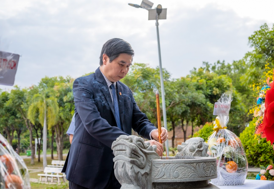 Phó Chủ tịch UBND tỉnh Bình Định Lâm Hải Giang dâng hương Tượng đài Hoàng đế Quang Trung