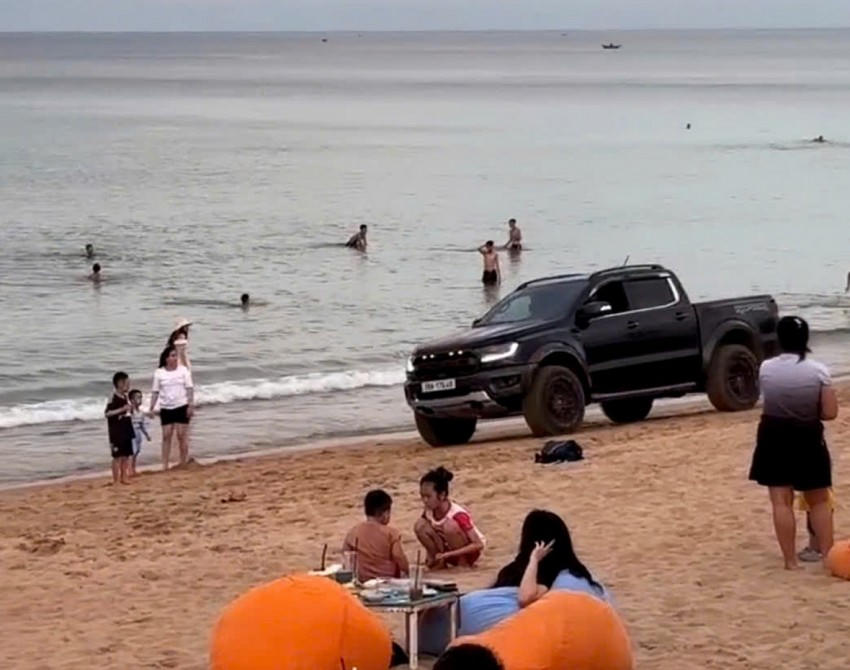 Hình ảnh ông Cường chạy xe trên bãi biển đông người, liên tục bóp còi - Ảnh cắt từ clip