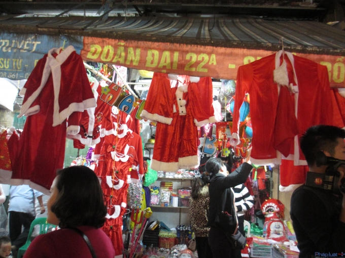 Bộ đồ ông già Noel luôn thu hút các bậc cha mẹ đến xem và dành tặng món quà nhỏ cho con em của mình.