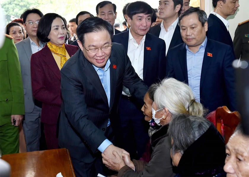 Chủ tịch Quốc hội Vương Đình Huệ thăm và chúc Tết bà con Quảng Bình.