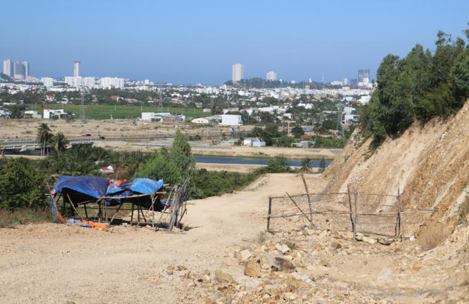 Tại đây, một gác chắn nhưng không có người trông giữ, cũng chẳng có bảng thông báo công trường hay giới thiệu về một dự án nào đó.