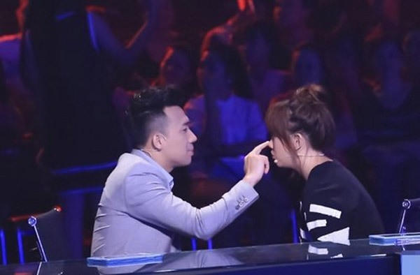 Trấn an sự lo lắng của Hari khi lần đầu ngồi ghế nóng bằng cử chỉ chạm mũi hết sức đáng yêu.