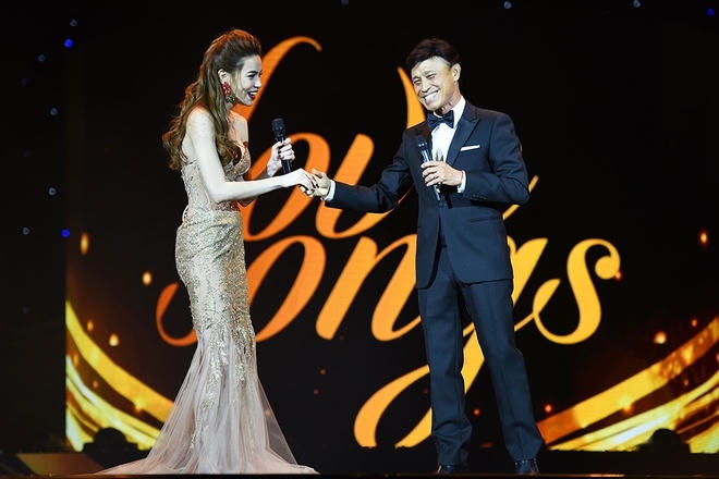 Tuấn Ngọc là một trong hai khách mời đặc biệt trên sân khấu. Anh cùng Hồ Ngọc Hà thể hiện Để nhớ một thời ta đã yêu. Danh ca cho biết đây là lần đầu tiên anh hát ca khúc này nên rất run. Họ còn gửi tới khán giả ca khúc "Anh còn nợ em và Niềm đau chôn dấu". Ảnh Giang Huy