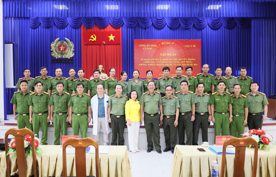 Các đại biểu chụp ảnh lưu niệm.