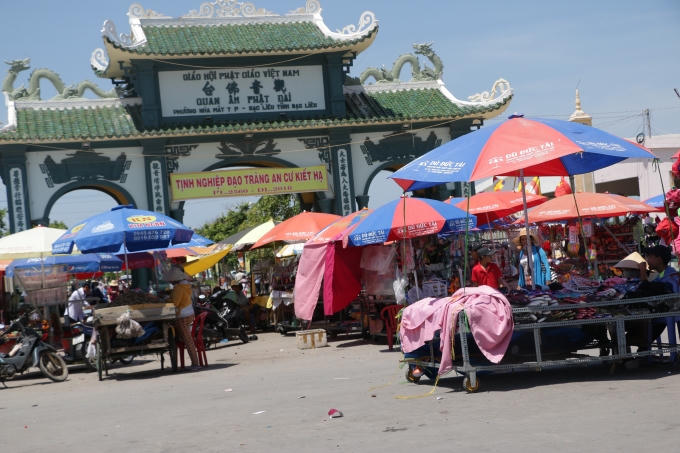 Chị Trần Thị Thanh Hà, một du khách đến từ tỉnh Bình Dương cho biết “ hằng năm tôi cùng gia đình và bạn bè đều đến đây để cúng bái Mẹ Nam Hải, nhưng năm nay chúng tôi khá bất ngờ khi đến cổng đã bị chấn ngang bởi những quầy bán hàng này, chỗ linh thiêng mà như một cái chợ thì khó coi quá, sao mà không thấy mấy ông bảo vệ đến dẹp gì hết vậy” chị Thanh Hà lắc đầu tỏ vẻ rất không hài lòng.