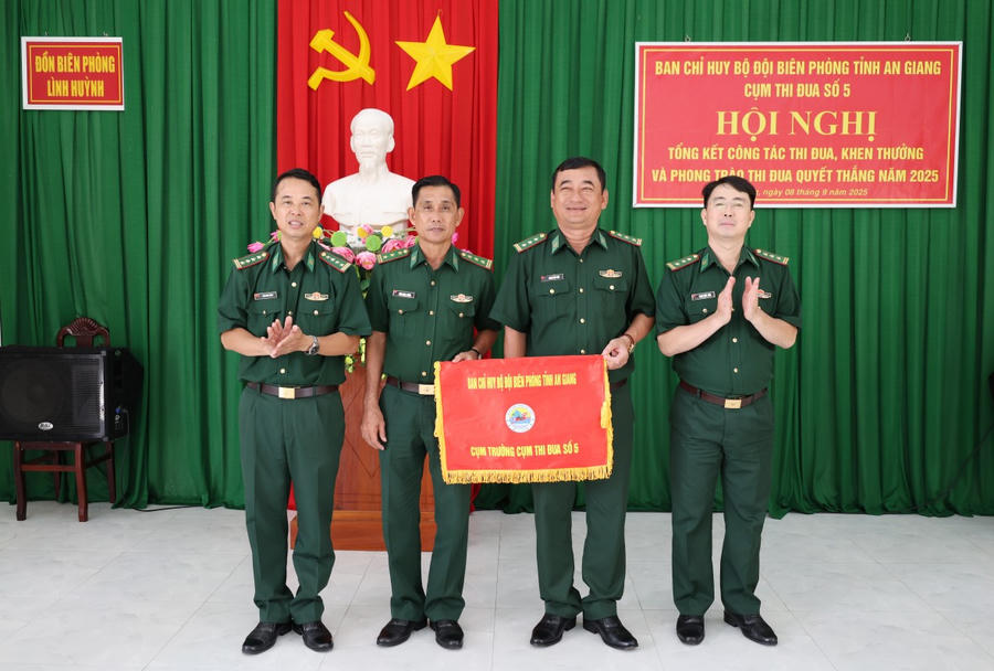 Đồn Biên phòng Lình Huỳnh bàn giao cờ Cụm trưởng Cụm thi đua số 5 năm 2026 cho Đồn Biên phòng Tây Yên.