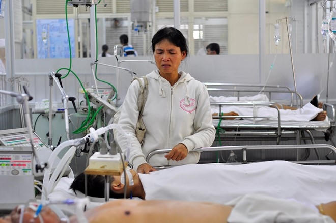 Bà Hoàng Thị Thu Hương bật khóc khi hay tin bệnh viện trả cháu trai chấn thương sọ não không có khả năng hồi phục. Ảnh: Ngọc An.