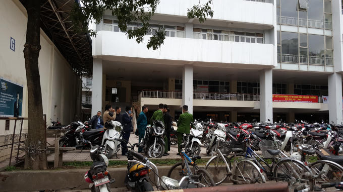 Rất đông lực lượng chức năng có mặt tại hiện trường để làm rõ và xử lý vụ việc.