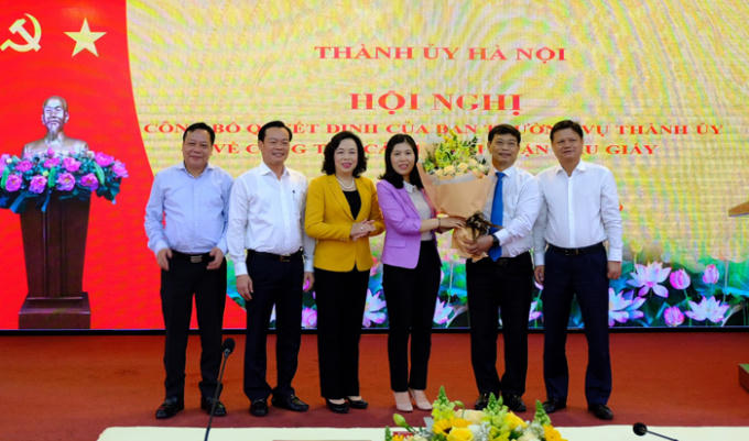 Lãnh đạo Thành uỷ Hà Nội và UBND quận Cầu Giấy chúc mừng tân Bí thư Quận uỷ Cầu Giấy. Ảnh Trọng Toàn.