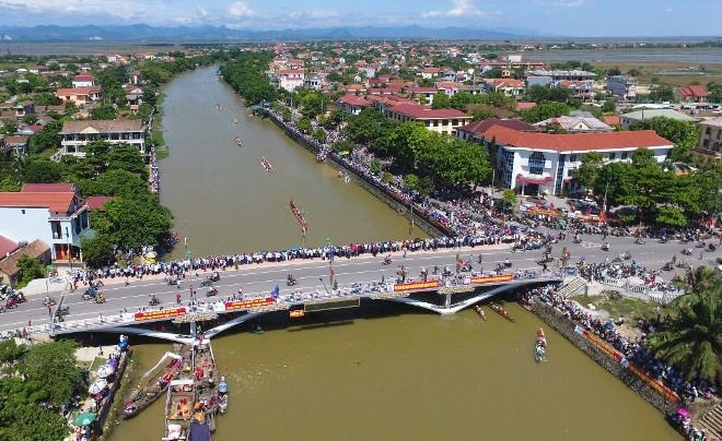 Một đoạn sông Kiến Giang trong ngày hội Tết Độc lập. Ảnh: Nguyễn Chiến