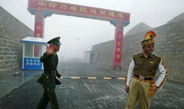 Lính Trung Quốc và Ấn Độ ở một chốt biên phòng thuộc bang Sikkim của Ấn Độ năm 2008.