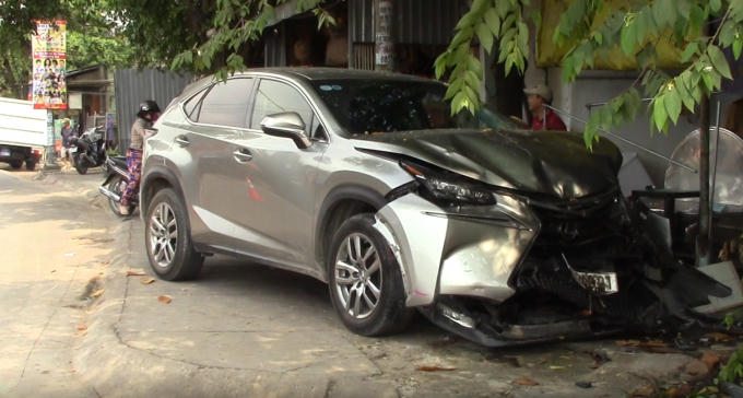 Ô tô "điên" chỉ dừng lại khi đâm vào cây trứng cá bên đường