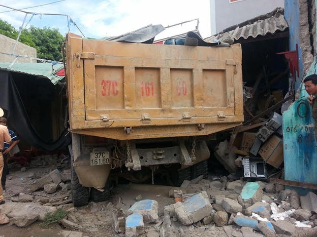 Xe tải đâm sập của hàng.