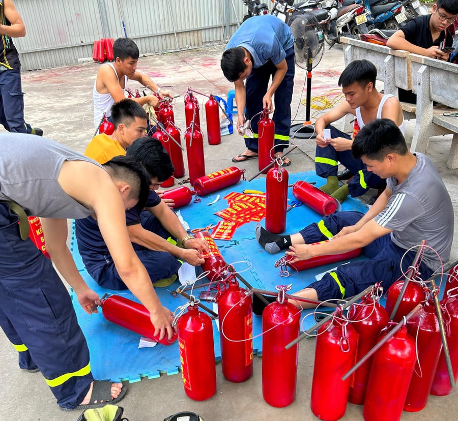 Cán bộ, chiến sĩ đã tái chế bình cứu hỏa cũ thành kẻng báo cháy.