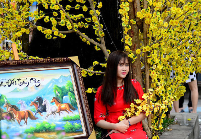 Thiếu nữ thuê cả thợ chụp hình để chụp hình với hoa.