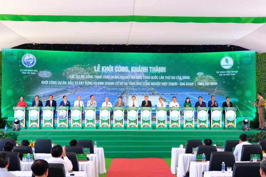 Các đại biểu thực hiện nghi thức khởi công