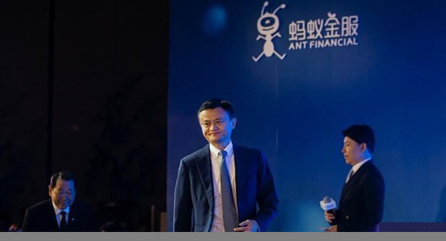 Năm 2020, Ant Group đã bỏ qua New York mà chọn niêm yết ở Thượng Hải, Hong Kong, có thể vì những căng thẳng Mỹ - Trung. Tuy nhiên một nguồn tin nội bộ của công ty lại khẳng định họ chưa bao giờ có ý định tiến hành IPO tại Mỹ.