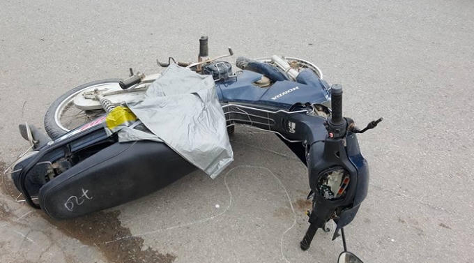 Nạn nhân tử vong tại chỗ, chiếc xe máy bị hư hại nặng.