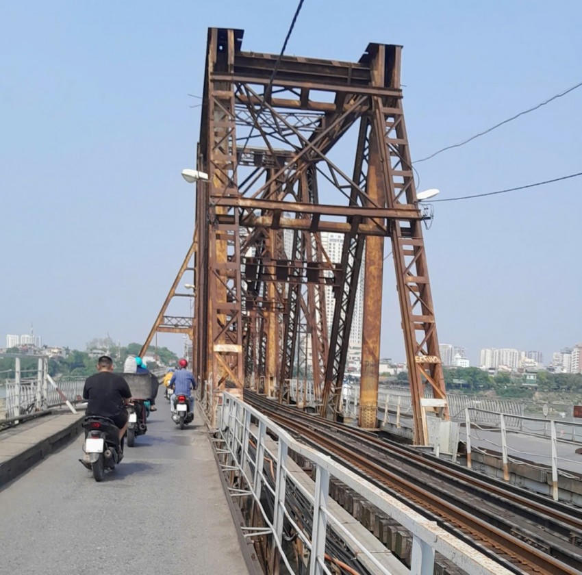 Theo kế hoạch, cầu Long Biên sẽ cấm lưu thông một chiều đến hết ngày 31/12, sau đó tổ chức cho phép lưu thông trở lại theo cả hai chiều vào dịp Tết Dương lịch.