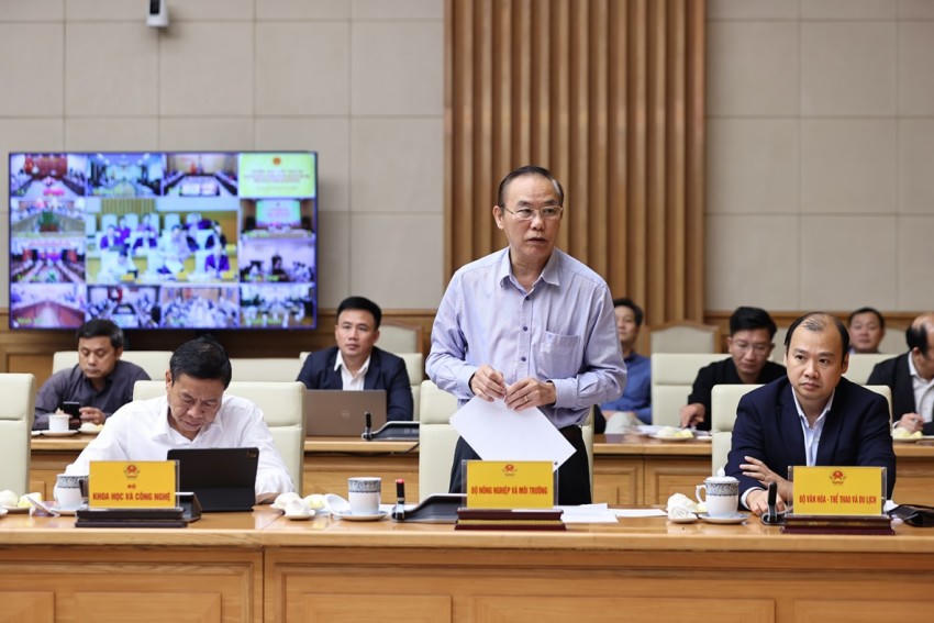 Thứ trưởng Bộ Nông nghiệp và Môi trường Phùng Đức Tiến báo cáo tại Phiên họp - Ảnh: Nhật Bắc