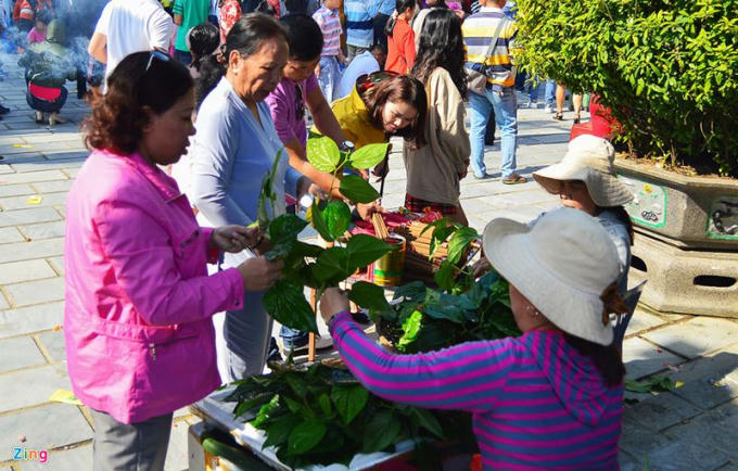 ...mua lộc đầu năm với mong muốn mang về một năm nhiều may mắn cho người thân, gia đình.