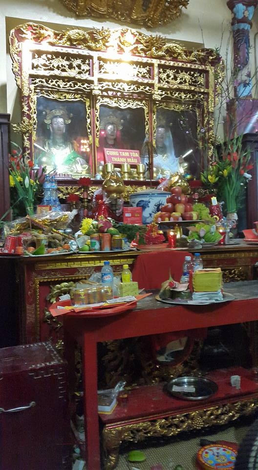 Du khách chắp tay trước Tam tòa Thánh Mẫu bên trong đền, nguyện cầu các đấng linh thiêng che chở cho cuộc sống được ấm no, hạnh phúc. (ảnh: Minh Long).