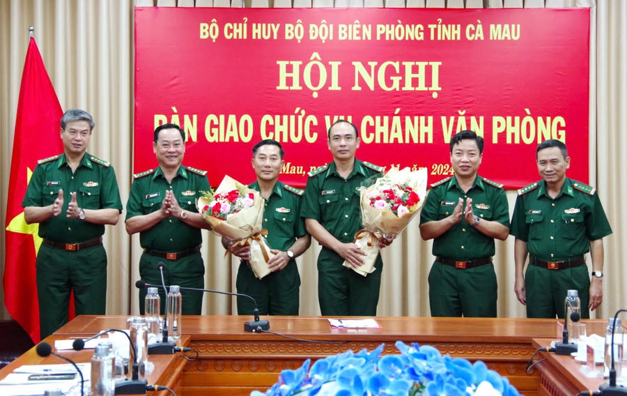 Đại tá Phạm Anh Chương - Chỉ huy trưởng BĐBP tỉnh (thứ 2 từ trái sang) và Đại tá Phạm Minh Giang - Bí thư Đảng ủy, Chính ủy BĐBP tỉnh, tặng hoa chúc mừng các đồng chí nhận nhiệm vụ mới.