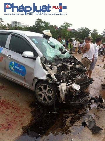 Taxi bị nát phần đầu, biến dạng hoàn toàn.