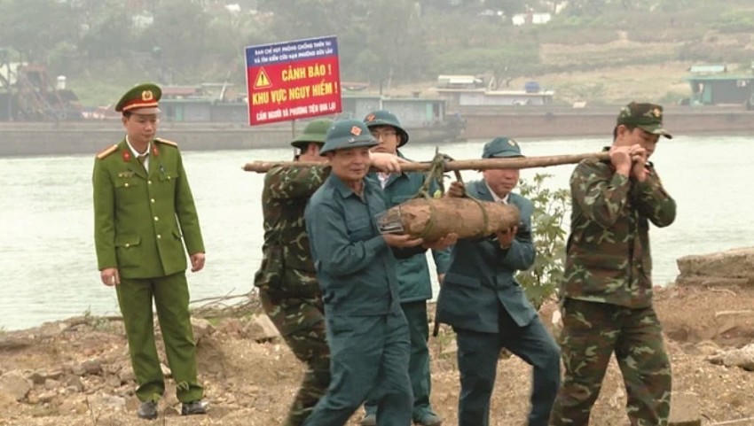 Lực lượng chức năng tiến hành di chuyển và huỷ nổ thành công quả bom nặng hàng chục kg.