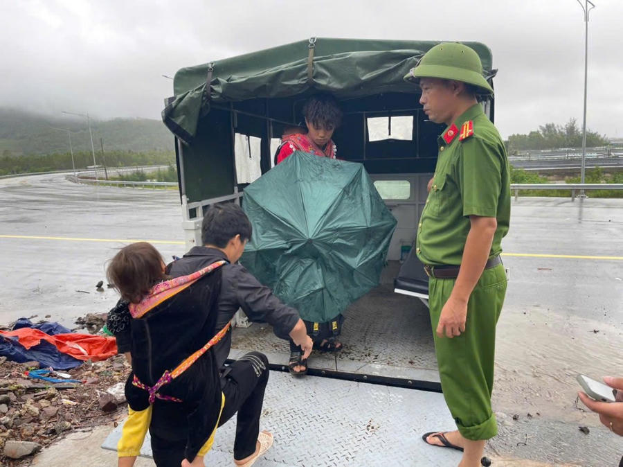 Công an xã An Châu tổ chức di dời, sơ tán người, tài sản đến nơi an toàn.