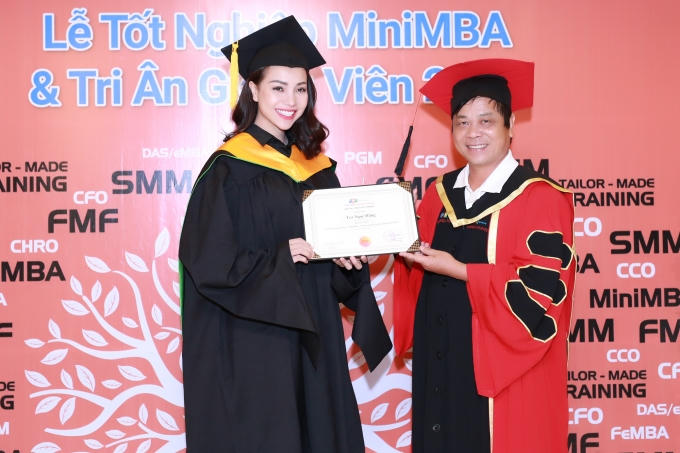 Trà Ngọc Hằng nhận bằng tốt nghiệp khóa học mini MBA