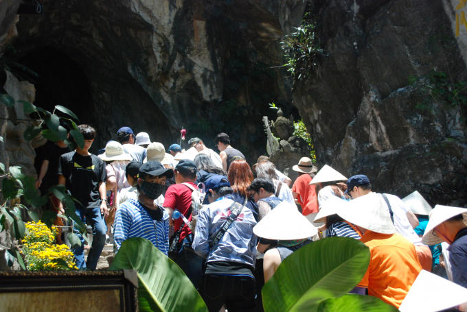 Dòng người chen chúc vào động Âm phủ thuộc tại Khu Danh thắng Ngũ Hành Sơn, trong mùa Lễ hội Vu Lan báo hiếu - Ngũ Hành Sơn 2017.