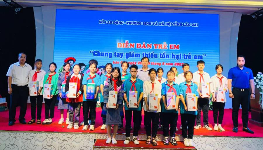 Trao quà kỷ niệm cho các em tham gia diễn đàn.