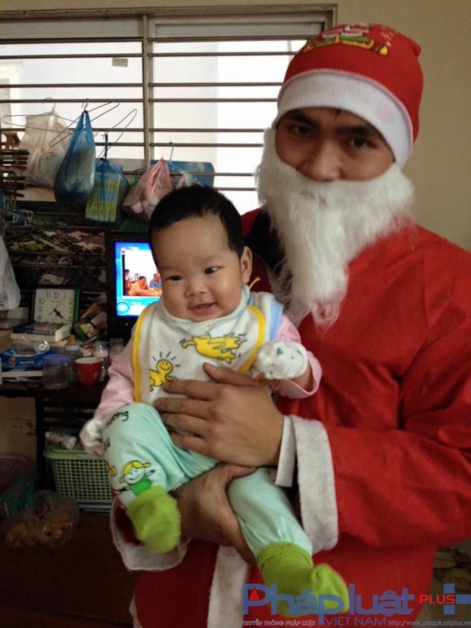 &Ocirc;ng gi&agrave; Noel Nguyễn Duy cảm thấy hạnh ph&uacute;c khi được trao m&oacute;n qu&agrave; Gi&aacute;ng sinh nhỏ cho c&aacute;c trẻ nhỏ. Ảnh Nguyễn Mạnh.