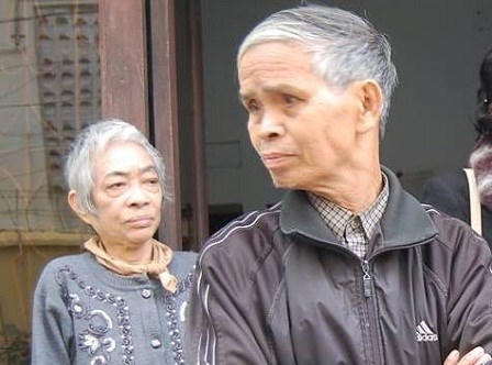 Bố mẹ Yên đang kể về lỗi lầm của con trai mình.