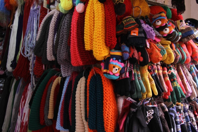 Tại phố Đinh Liệt, các sản phẩm len phong phú và có màu sắc bắt mắt.