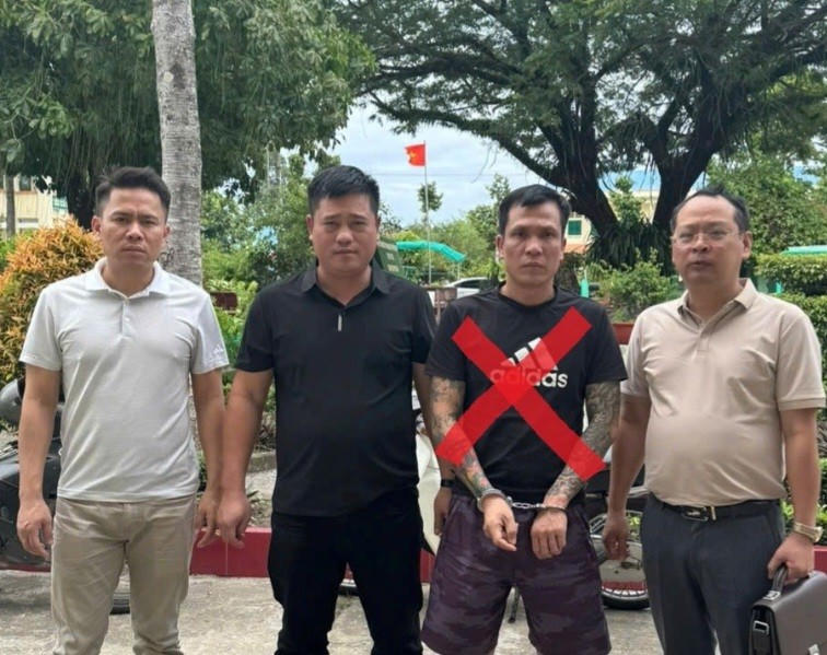 Lực lượng Công an bắt giữ đối tượng truy nã Trần Văn Quang.