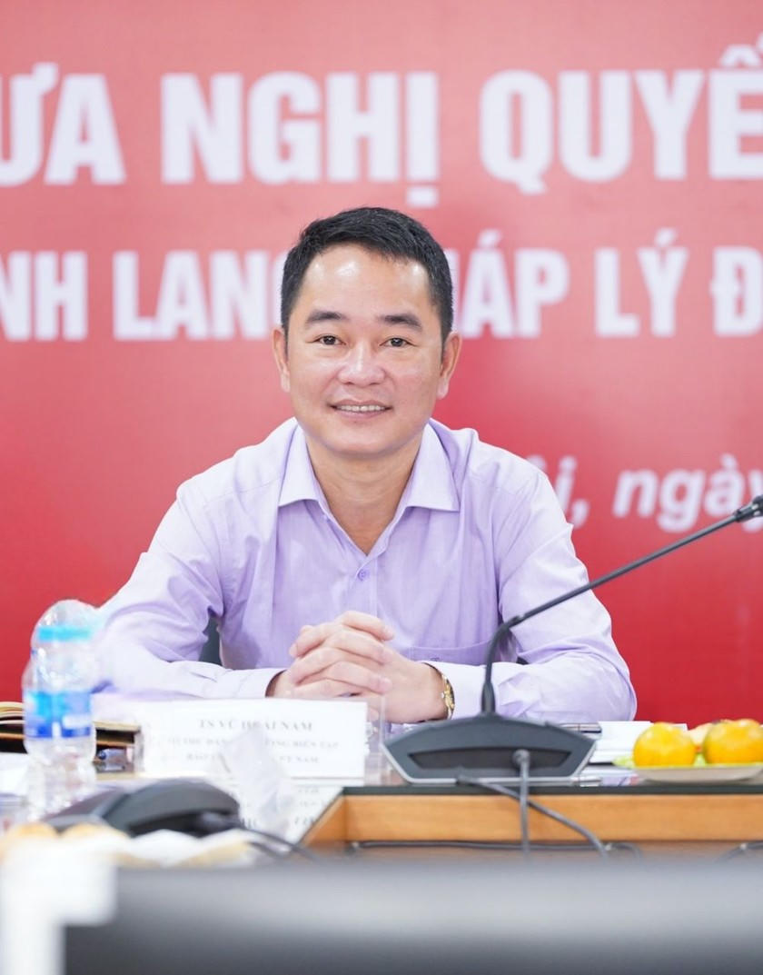 TS Vũ Hoài Nam - Tổng Biên tập Báo Pháp luật Việt Nam đồng chủ trì chương trình Tọa đàm.