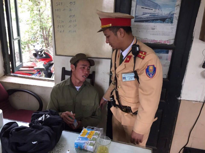 Ông Hòa được các chiến sĩ CSGT giúp đỡ.