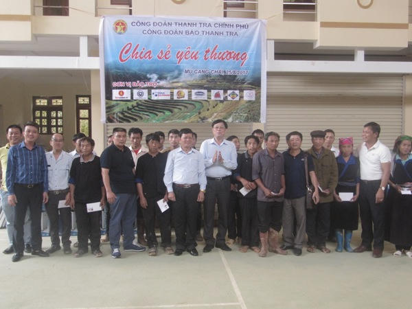 Cũng trong dịp này 19 hộ gia đình của các nạn nhân xấu số mất tích trong trận lũ quét tại Mù Cang Chải, đã được đại diện Công đoàn Thanh tra Chính phủ và nhà hảo tâm trao hỗ trợ tận tay và chia sẽ mất mát.