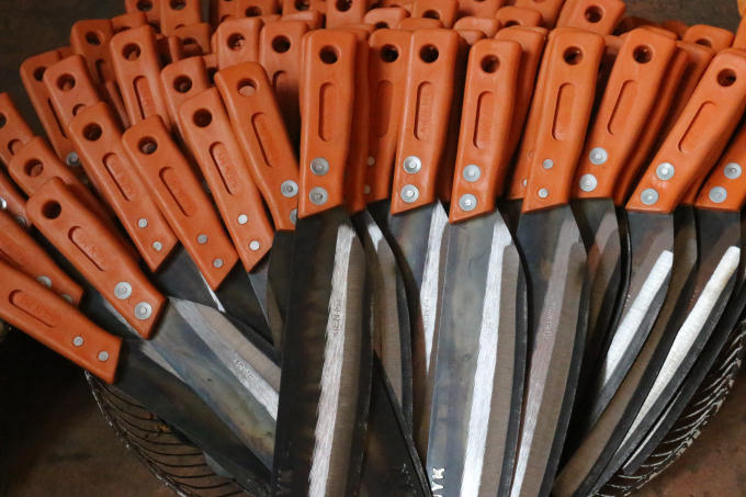 Các sản phẩm làng rèn Đa Sỹ không quá cầu kỳ, chủ yếu là dao, kéo và các loại đồ gia dụng kim khí phục vụ sinh hoạt trong cuộc sống hàng ngày.