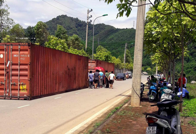Hiện trường nơi phát hiện ra hai container.