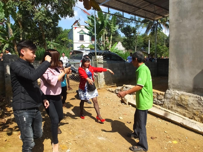 Giây phút ông Hán được gặp lại cô con gái thân yêu sau nhiều năm xa cách. Ảnh: Nguyệt Chi