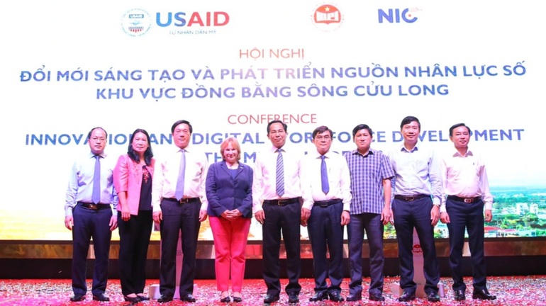 Thứ trưởng Bộ KH&ĐT Trần Duy Đông (thứ 3 từ trái sang) và Giám đốc quốc gia USAID Việt Nam Ann Marie Yastishock (thứ 4 từ trái sang) tại sự kiện (Ảnh: USAID Việt Nam).